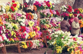 Живим же ви таке не даруєте: церква КП закликає не нести на кладовища штучні квіти