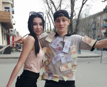В Мелитополе "подвесили" деньги прямо на улице (видео)