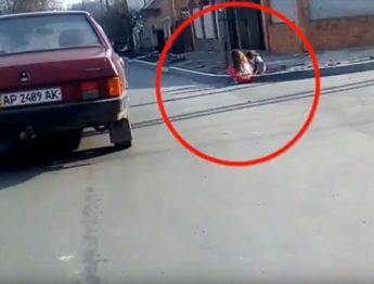 Детвора устроила опасные игры на дороге (видео)