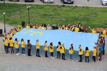 В Мелитополе развернули гигантский флаг крымских татар (фото)
