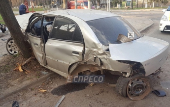 В Киеве авто врезалось в остановку и деревья