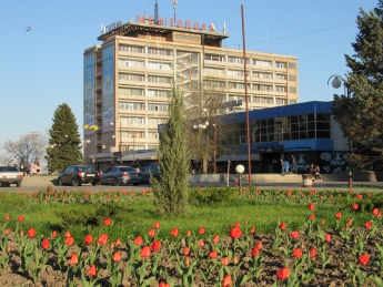В Мелитополе на главной площади расцвели тюльпаны (фото)
