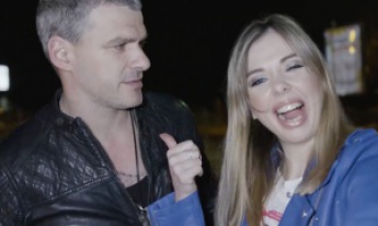 Запорожский певец влетел в рекламный щит со своим изображением (Видео)