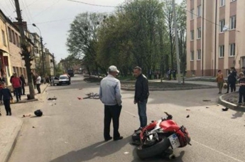 На Львовщине мотоциклист протаранил толпу людей: пострадали 5 человек. ВИДЕО