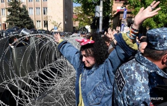 В Ереване оппозиция объявила "бархатную революцию"