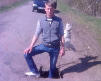 Курьезы. В Запорожской области на дороге нашли яму по колено (фото)