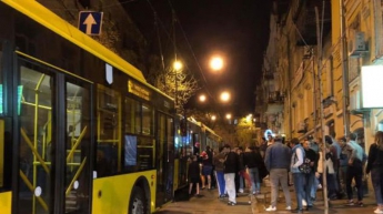 В центре Киева заблокировали троллейбус и устроили резню (фото)