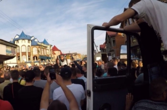 На Тячівщині близько 500 людей блокували трасу «Мукачево – Рогатин» через вбивство хлопця