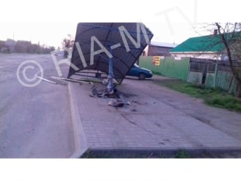 Водитель, сбивший остановку общественного транспорта, «попал» на 40 тысяч гривен (фото)