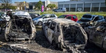 На юге Франции во время беспорядков сожгли 35 автомобилей (Фото)