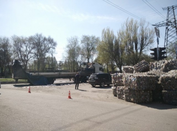 Авария в Запорожье: фура рассыпала по всей дороге тюки с пластиком (ФОТО)