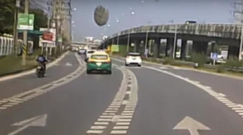 В Таиланде "НЛО" упало перед машиной (видео)