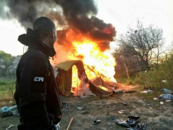В Киеве националисты прогнали ромов с Лысой горы и сожгли их палатки (Фото)