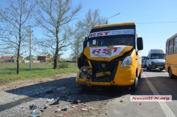 ДТП в Николаеве: дорогу не поделили две маршрутки, пострадали три человека