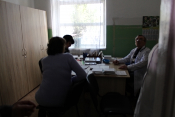 Областным врачам, которые организовали прием пациентов в Мирном, отрубили свет (фото)