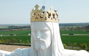 В Польше статуя Христа начала раздавать интернет