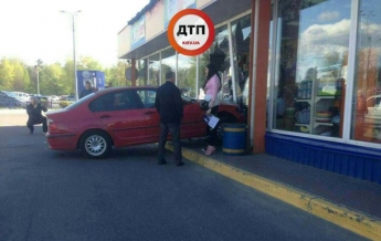 В Киеве женщина на BMW въехала в магазин