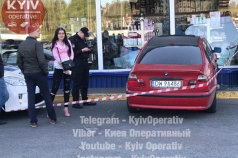 Всему виной каблук: в Киеве девушка устроила грандиозную аварию на парковке