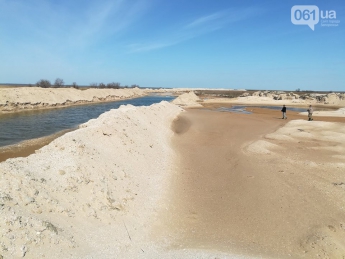 Пляжи Кирилловки подсыпят песком с промоины (фото)