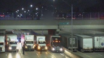 В Детройте 13 грузовиков помогли спасти мужчину от суицида (Видео)