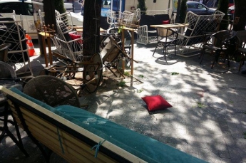 В Одессе мужчина выпал из четвертого этажа на летнюю площадку ресторана
