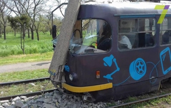 В Одессе трамвай сошел с рельсов и снес столб