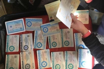 В Киеве задержали подделывателей дипломов: полиция разыскивает «клиентов»