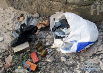 В Запорожье полицейские прямо на улице нашли тротиловые шашки, корпуса гранат и детонатор