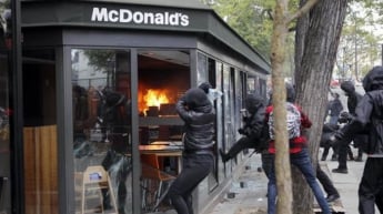 Первомайское шествие в Париже переросло в столкновения с полицией (фото, видео)