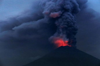 Из-за извержения вулкана на Гавайях проводится масштабная эвакуация населения