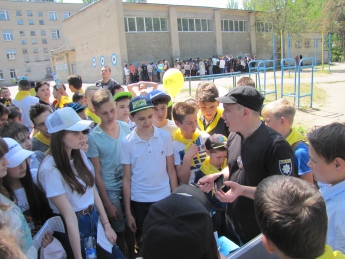Школьники "брали штурмом" полицейских (видео)