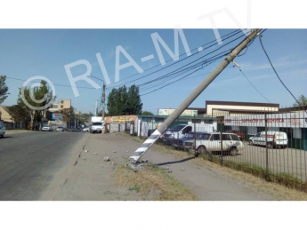 Гонщик снес столб электроопоры на въезде в Мелитополь (фото)