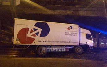 В Киеве пьяный водитель на грузовике протаранил опору путепровода