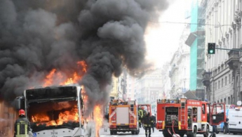 Появились шокирующие фото и видео с места взрыва автобуса в Риме (Фото, видео)