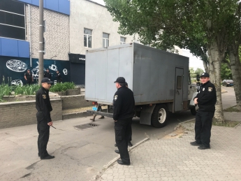 Три автозака провокаторов уже отправили в полицию в Мелитополе