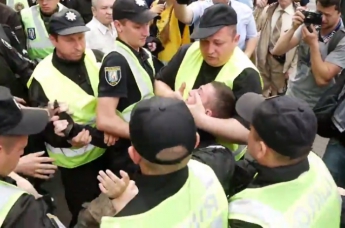 В Киеве на Арсенальной пытались прорвать кордон полиции, поступают сообщения о задержанных