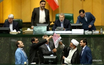 В парламенте Ирана сожгли флаг США