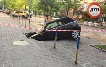 В Киеве авто провалилось под землю