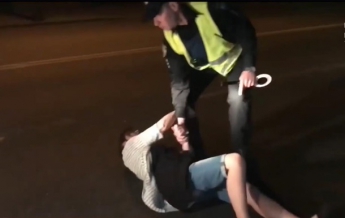 В Киеве пьяная женщина-водитель улеглась на дорогу
