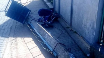 В Закарпатской области на коляску с ребенком упал бетонный столб