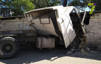 В Одессе грузовик врезался в здание