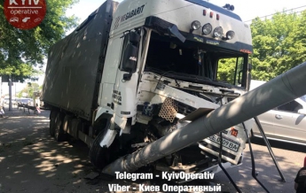 В Киеве грузовик снес столб и вылетел на тротуар