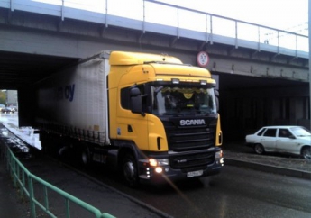 В Запоріжжі вантажівка застрягла під мостом (ФОТО)