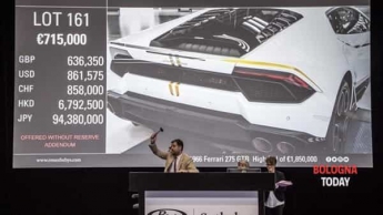 Lamborghini Папы Римского продали за 715 тысяч евро (Фото)