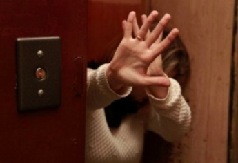 Рецидивист напал на девушку в лифте и ограбил, пока та была без сознания