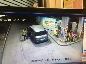 В Запорожье ищут автоледи, которая раскурочила колонку на АЗС (фото)