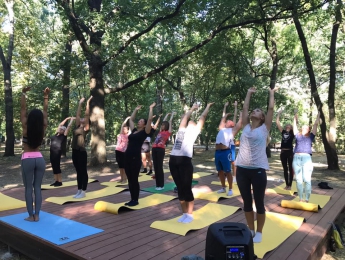 В городском парке возобновляются бесплатные тренировки по йоге