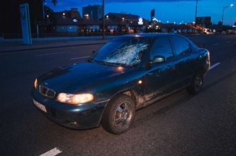 СМИ: В Киеве авто сбило убегавшую от мужчины девушку