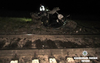 На Прикарпатье поезд врезался в автомобиль, есть жертвы