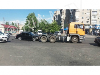 В Мелитополе БМВ влетел в грузовик с киевскими номерами (фото)